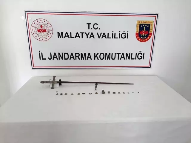 Tarihi eser olduğu değerlendirilen kılıç, sikke, heykel ve mühür ele geçirildi Tarihi eser olduğu değerlendirilen kılıç, sikke, heykel ve mühür ele geçirildi