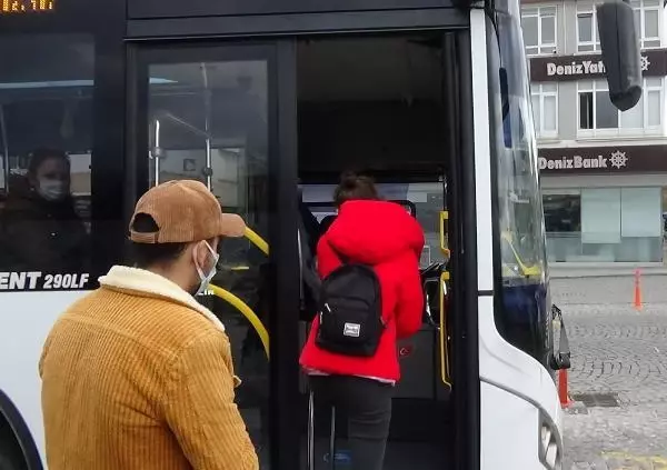 Çanakkale'de 65 yaş ve üzeri vatandaşların toplu taşıma kartları kullanıma kapatıldı Çanakkale'de 65 yaş ve üzeri vatandaşların toplu taşıma kartları kullanıma kapatıldı