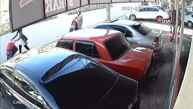 Düz kontakla galeriden otomobil çalan hırsızın rahat tavırları güvenlik kamerasında Düz kontakla galeriden otomobil çalan hırsızın rahat tavırları güvenlik kamerasında