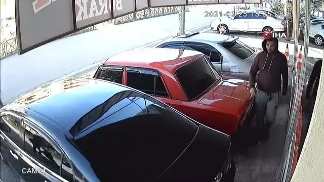Düz kontakla galeriden otomobil çalan hırsızın rahat tavırları güvenlik kamerasında Düz kontakla galeriden otomobil çalan hırsızın rahat tavırları güvenlik kamerasında