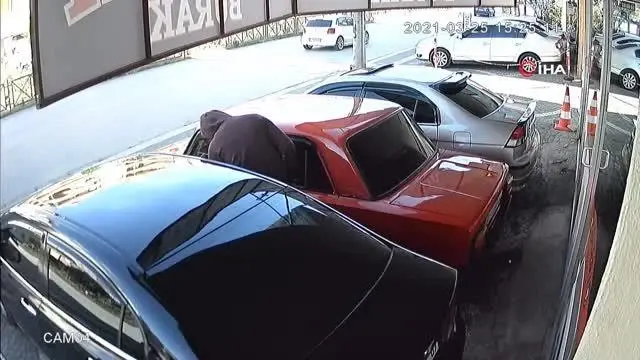 Düz kontakla galeriden otomobil çalan hırsızın rahat tavırları güvenlik kamerasında Düz kontakla galeriden otomobil çalan hırsızın rahat tavırları güvenlik kamerasında