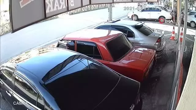 Düz kontakla galeriden otomobil çalan hırsızın rahat tavırları güvenlik kamerasında Düz kontakla galeriden otomobil çalan hırsızın rahat tavırları güvenlik kamerasında