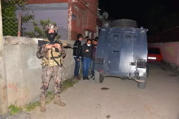 Son dakika: Evi kurşunlayıp, kalaşnikofu otomobilin altına atan şüpheliler yakalandı Son dakika: Evi kurşunlayıp, kalaşnikofu otomobilin altına atan şüpheliler yakalandı