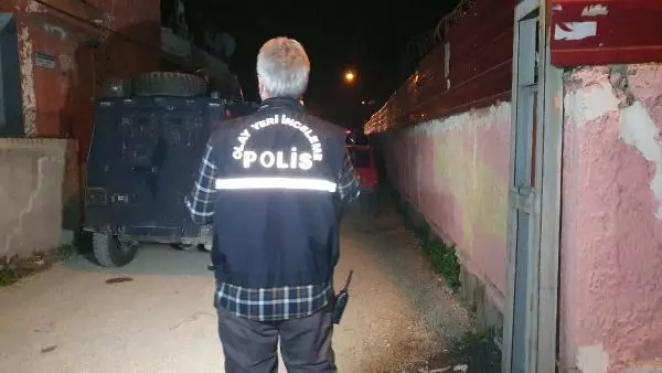 Son dakika: Evi kurşunlayıp, kalaşnikofu otomobilin altına atan şüpheliler yakalandı Son dakika: Evi kurşunlayıp, kalaşnikofu otomobilin altına atan şüpheliler yakalandı