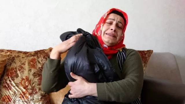Evladı PKK tarafından kaçırılan anne kızının montuna sarılarak uyuyor Evladı PKK tarafından kaçırılan anne kızının montuna sarılarak uyuyor