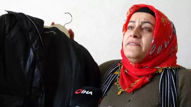 Evladı PKK tarafından kaçırılan anne kızının montuna sarılarak uyuyor Evladı PKK tarafından kaçırılan anne kızının montuna sarılarak uyuyor