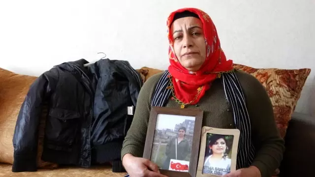 Evladı PKK tarafından kaçırılan anne kızının montuna sarılarak uyuyor Evladı PKK tarafından kaçırılan anne kızının montuna sarılarak uyuyor