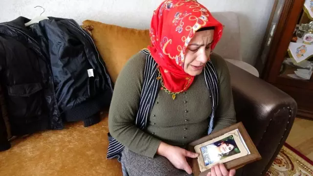 Evladı PKK tarafından kaçırılan anne kızının montuna sarılarak uyuyor Evladı PKK tarafından kaçırılan anne kızının montuna sarılarak uyuyor