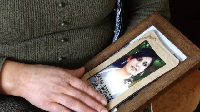 Evladı PKK tarafından kaçırılan anne kızının montuna sarılarak uyuyor Evladı PKK tarafından kaçırılan anne kızının montuna sarılarak uyuyor