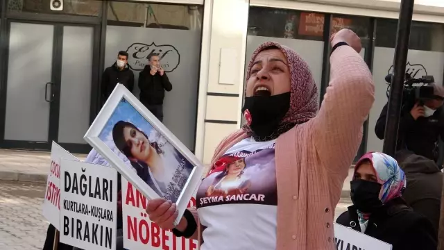 Evladı PKK tarafından kaçırılan anne kızının montuna sarılarak uyuyor Evladı PKK tarafından kaçırılan anne kızının montuna sarılarak uyuyor