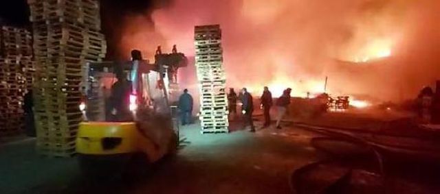 gebze de palet fabrikasindaki yangin itfaiyen 2 14031661 o