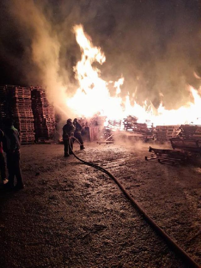 gebze de palet fabrikasindaki yangin itfaiyen 5 14031661 o