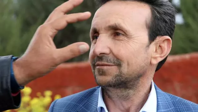 Gözleri sayesinde muhtarlık seçimlerini bile kazandı! Her gören fotoğraf çektirmek istiyor Gözleri sayesinde muhtarlık seçimlerini bile kazandı! Her gören fotoğraf çektirmek istiyor