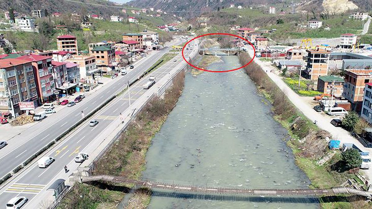 Güzergah daha kısa diye 30 yıllık eski köprüyü kullanıp canlarını tehlikeye atıyorlar