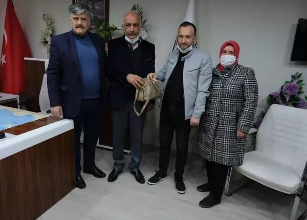 Halk otobüsü şoförü aracında unutulan 40 bin liralık altını sahibine teslim etti Halk otobüsü şoförü aracında unutulan 40 bin liralık altını sahibine teslim etti