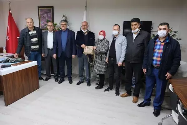 Halk otobüsü şoförü aracında unutulan 40 bin liralık altını sahibine teslim etti Halk otobüsü şoförü aracında unutulan 40 bin liralık altını sahibine teslim etti