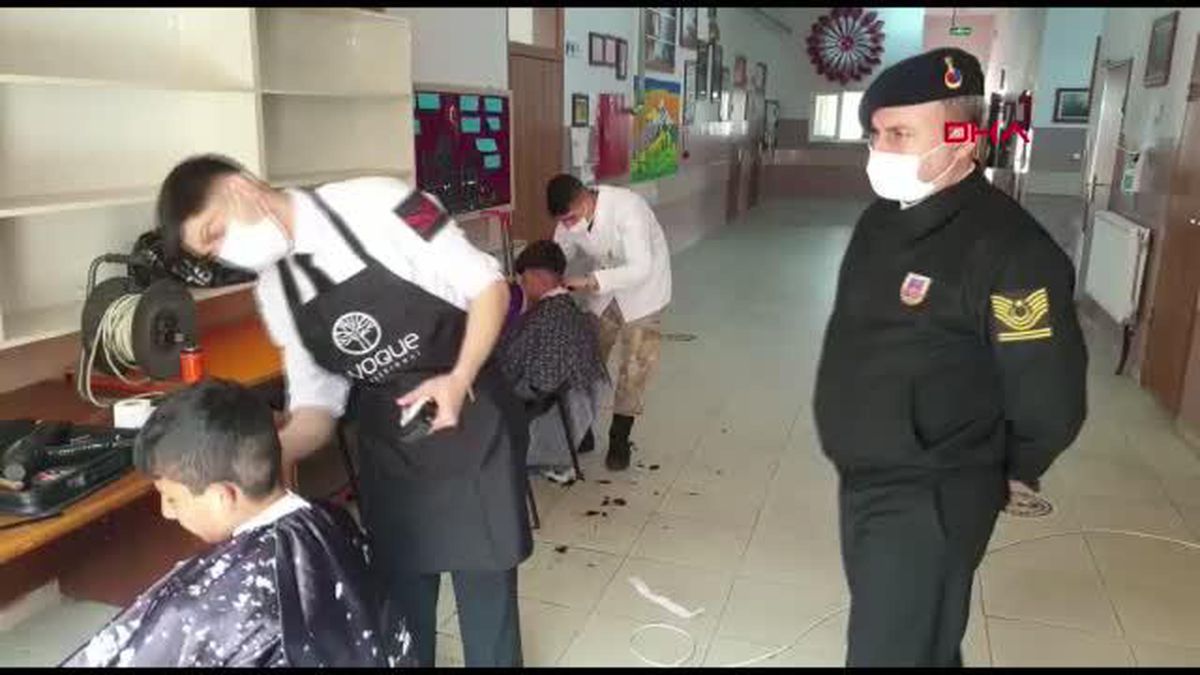 IĞDIR Asker berberler, Iğdır'da öğrencileri tıraş etti