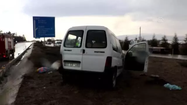 Son dakika: İki aracın çarpışması sonucu 3 kişi öldü, 8 kişi yaralandı (2) Son dakika: İki aracın çarpışması sonucu 3 kişi öldü, 8 kişi yaralandı (2)