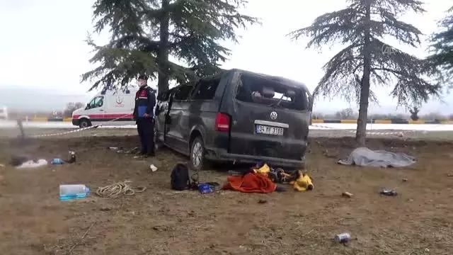 Son dakika: İki aracın çarpışması sonucu 3 kişi öldü, 8 kişi yaralandı (2) Son dakika: İki aracın çarpışması sonucu 3 kişi öldü, 8 kişi yaralandı (2)