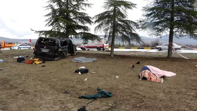 Isparta'da minibüs ile hafif ticari araç çarpıştı: 3 ölü, 8 yaralı Isparta'da minibüs ile hafif ticari araç çarpıştı: 3 ölü, 8 yaralı