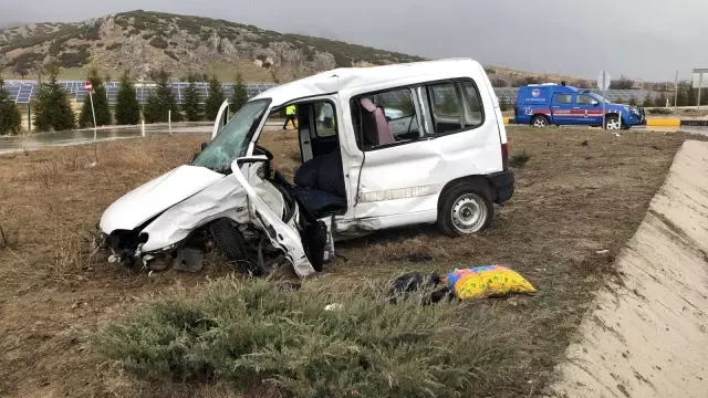 Isparta'da minibüs ile hafif ticari araç çarpıştı: 3 ölü, 8 yaralı Isparta'da minibüs ile hafif ticari araç çarpıştı: 3 ölü, 8 yaralı