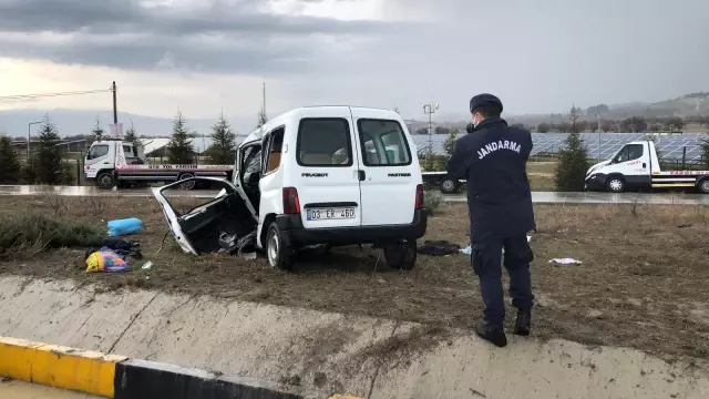 Isparta'da minibüs ile hafif ticari araç çarpıştı: 3 ölü, 8 yaralı Isparta'da minibüs ile hafif ticari araç çarpıştı: 3 ölü, 8 yaralı