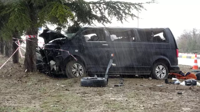 Isparta'da minibüs ile hafif ticari araç çarpıştı: 3 ölü, 8 yaralı Isparta'da minibüs ile hafif ticari araç çarpıştı: 3 ölü, 8 yaralı