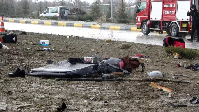 Isparta'da minibüs ile hafif ticari araç çarpıştı: 3 ölü, 8 yaralı Isparta'da minibüs ile hafif ticari araç çarpıştı: 3 ölü, 8 yaralı