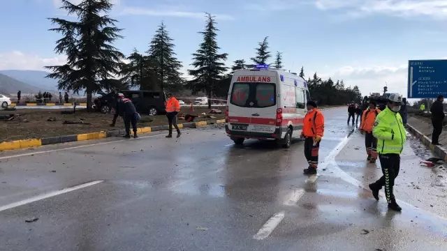 Isparta'da minibüs ile hafif ticari araç çarpıştı: 3 ölü, 8 yaralı Isparta'da minibüs ile hafif ticari araç çarpıştı: 3 ölü, 8 yaralı