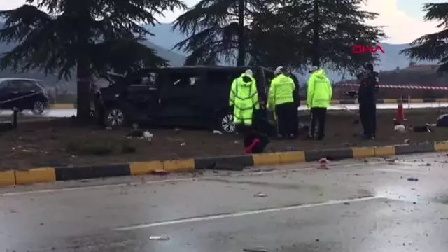 Isparta'da minibüsle hafif ticari araç çarpıştı 3 ölü, 8 yaralı Isparta'da minibüsle hafif ticari araç çarpıştı 3 ölü, 8 yaralı