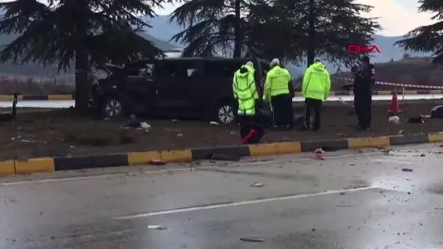 Isparta'da minibüsle hafif ticari araç çarpıştı 3 ölü, 8 yaralı Isparta'da minibüsle hafif ticari araç çarpıştı 3 ölü, 8 yaralı