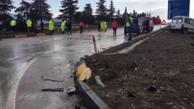 Isparta'da minibüsle hafif ticari araç çarpıştı 3 ölü, 8 yaralı Isparta'da minibüsle hafif ticari araç çarpıştı 3 ölü, 8 yaralı