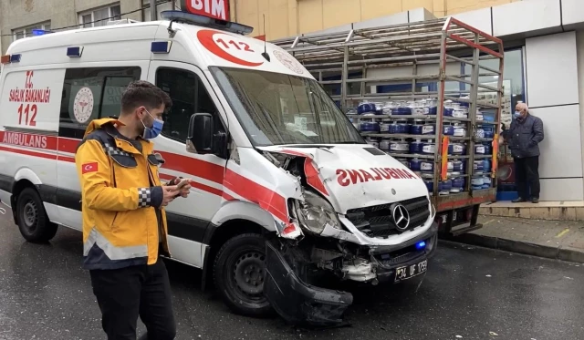 İstanbul'da ambulans ile minibüsün çarpıştığı kaza kamerada