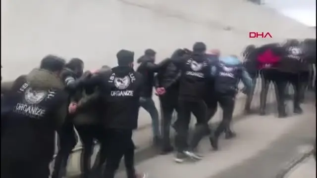 İSTANBUL 'KARSLI GÜVENLER' ÇETESİ ÜYELERİ ADLİYEYE SEVK EDİLDİ İSTANBUL 'KARSLI GÜVENLER' ÇETESİ ÜYELERİ ADLİYEYE SEVK EDİLDİ