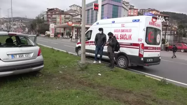 Kamyonun çarptığı otomobil refüje çıkarak elektrik direğine çarptı