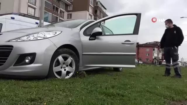 Kamyonun çarptığı otomobil refüje çıkarak elektrik direğine çarptı