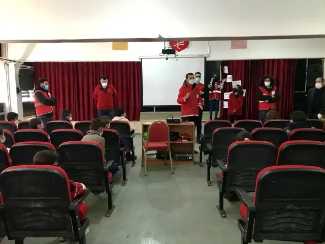 Kızılay'dan öğrencilere yardım eli Kızılay'dan öğrencilere yardım eli