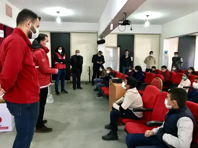 Kızılay'dan öğrencilere yardım eli Kızılay'dan öğrencilere yardım eli