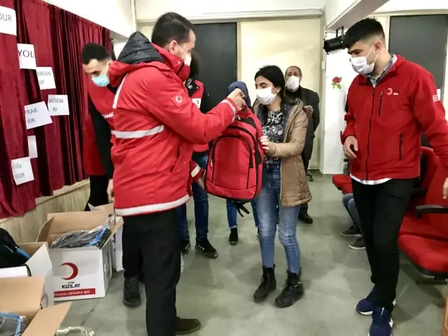 Kızılay'dan öğrencilere yardım eli Kızılay'dan öğrencilere yardım eli