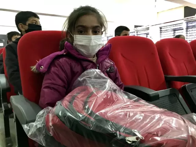 Kızılay'dan öğrencilere yardım eli Kızılay'dan öğrencilere yardım eli