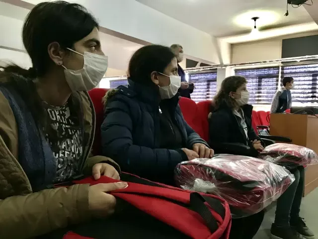 Kızılay'dan öğrencilere yardım eli Kızılay'dan öğrencilere yardım eli