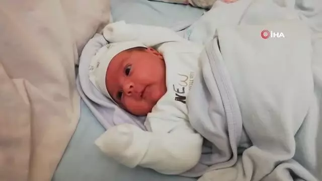 Korona virüslü emziren annelere uzmanından açıklama: 'Annenin sütü bebeği korur, bunu hiç unutmayın' Korona virüslü emziren annelere uzmanından açıklama: 'Annenin sütü bebeği korur, bunu hiç unutmayın'