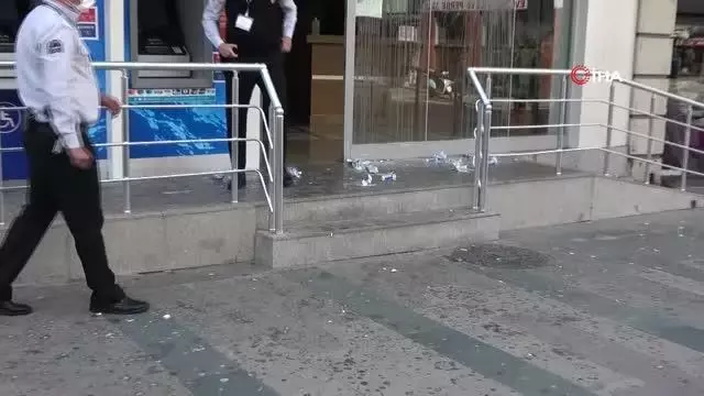 Kredi borcunu ödeyemediği banka şubesinin camlarını ayran ve yumurtaya buladı Kredi borcunu ödeyemediği banka şubesinin camlarını ayran ve yumurtaya buladı