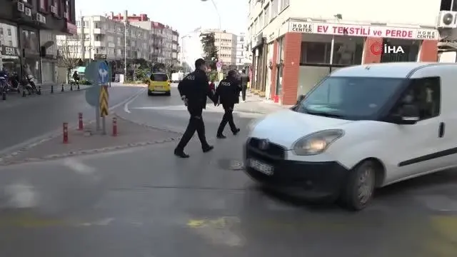 Kredi borcunu ödeyemediği banka şubesinin camlarını ayran ve yumurtaya buladı Kredi borcunu ödeyemediği banka şubesinin camlarını ayran ve yumurtaya buladı
