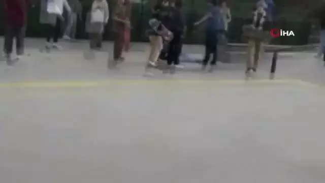Maltepe'de madde bağımlısı gençler dehşet saçtı: Kaykayla vurup, bıçakla kovaladılar Maltepe'de madde bağımlısı gençler dehşet saçtı: Kaykayla vurup, bıçakla kovaladılar