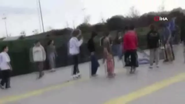 Maltepe'de madde bağımlısı gençler dehşet saçtı: Kaykayla vurup, bıçakla kovaladılar Maltepe'de madde bağımlısı gençler dehşet saçtı: Kaykayla vurup, bıçakla kovaladılar