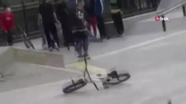 Maltepe'de madde bağımlısı gençler dehşet saçtı: Kaykayla vurup, bıçakla kovaladılar Maltepe'de madde bağımlısı gençler dehşet saçtı: Kaykayla vurup, bıçakla kovaladılar