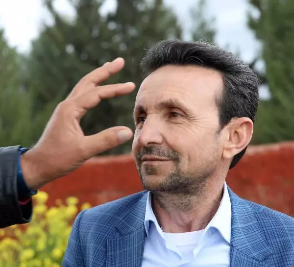 Gözleri sayesinde muhtarlık seçimlerini bile kazandı! Her gören fotoğraf çektirmek istiyor Gözleri sayesinde muhtarlık seçimlerini bile kazandı! Her gören fotoğraf çektirmek istiyor