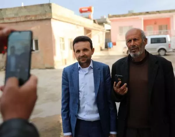 Gözleri sayesinde muhtarlık seçimlerini bile kazandı! Her gören fotoğraf çektirmek istiyor Gözleri sayesinde muhtarlık seçimlerini bile kazandı! Her gören fotoğraf çektirmek istiyor