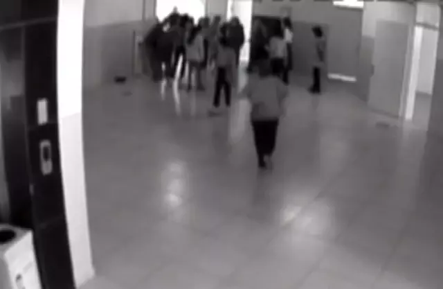 Nefes borusuna yemek kaçan öğrenci yere yığıldı, öğretmenin müdahalesi hayat kurtardı Nefes borusuna yemek kaçan öğrenci yere yığıldı, öğretmenin müdahalesi hayat kurtardı